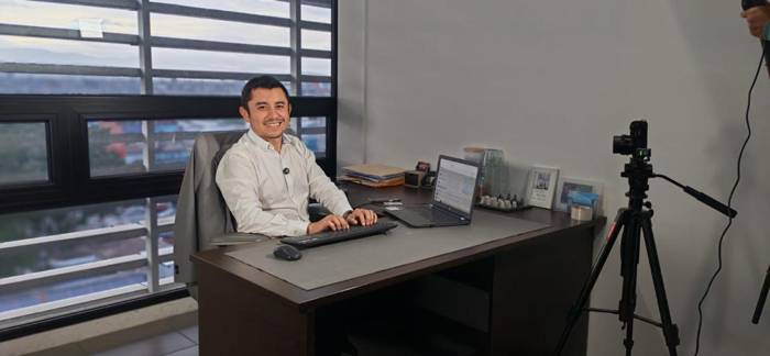 Lic. Rodrigo Abarca en su oficina