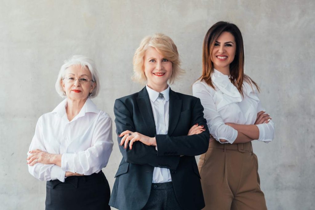 Tres mujeres profesionales de distintas generaciones